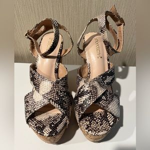 Shoedazzle Eady Studded Platform Wedges sz 6